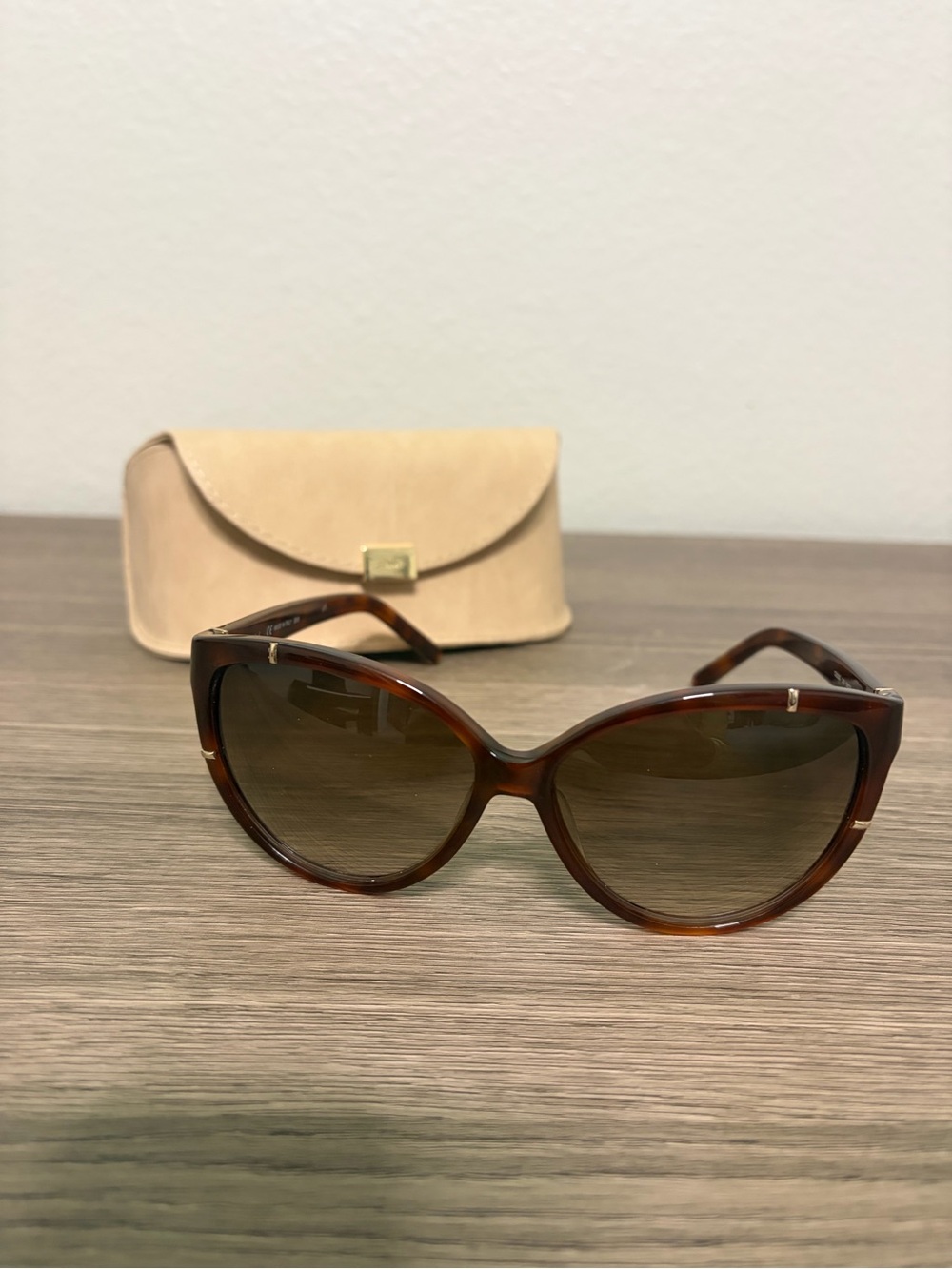 Chloe Tortoiseshell Brown Cat-Eye Sunglasses with Beige Case